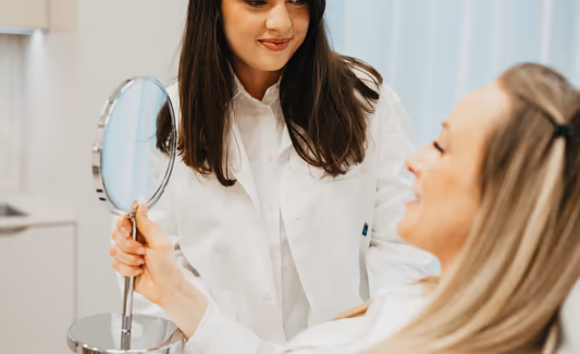 Zvětšení rtů pomocí kyseliny hyaluronové, vlastního tuku nebo chirurgické metody Lip Lift – plnější a smyslnější rty s přirozeným výsledkem.
