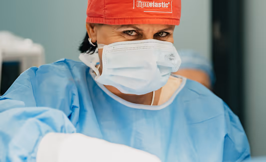 Rhinoplastika sladí tvar nosu se zbytkem obličeje a řeší i poúrazové deformity. V kombinaci se septoplastikou zlepší také dýchání.