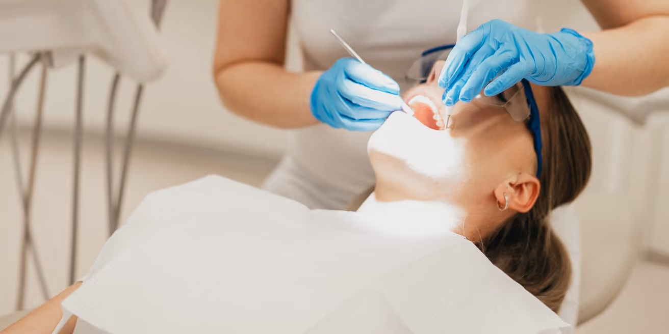 Dentální hygiena v Premier Clinic v Praze – profesionální ošetření zubů v ordinaci