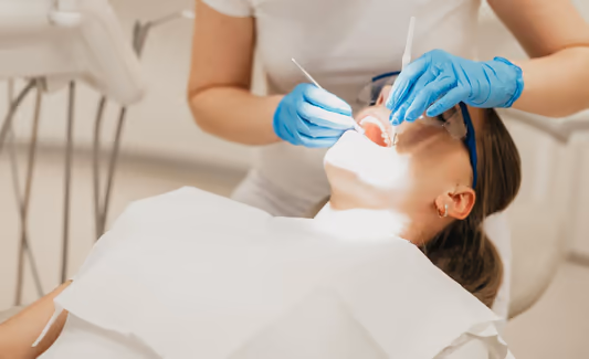 Bělení Philips Zoom! spojuje dentální hygienu a profesionální bělení do jediné návštěvy – bez anestezie a s výsledkem, který je vidět okamžitě.