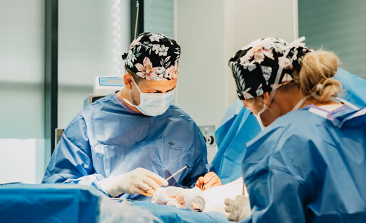 Abdominoplastika odstraní přebytečnou kůži a podkožní tuk mezi pupkem a podbřiškem a sešitím svalové fascie zpevní břišní stěnu. Výsledkem je plochá silueta i pevnější střed těla.