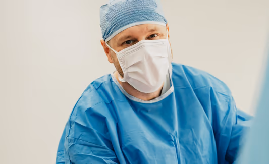 Lipofilling využívá vlastní tuk pacienta, díky čemuž tělo použitý materiál nikdy neodmítne a výsledek působí přirozeně a dlouhodobě vydrží.