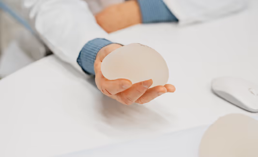 Výměna silikonových prsních implantátů za cenu augmentace – zaplatíte jen za nové implantáty, bez poplatku za vyjmutí, kapsulotomii či vnitřní podprsenku.