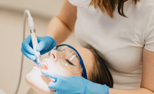 Šetrná metoda Pure Whitening je klinicky testovaná a bezpečná pro zubní sklovinu. Vhodná i pro citlivé zuby díky desenzibilizačním přípravkům.