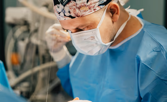 Facelift a FastLift viditelně zpevní ochablou pleť obličeje a krku, vyhladí vrásky a navrátí tváři přirozeně mladistvý vzhled.