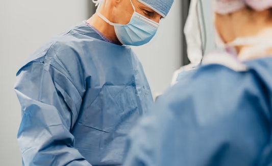 Léčba lipedému je multioborová záležitost na pomezí cévní chirurgie, lymfologie a flebologie. Spojujeme přesnou diagnostiku s šetrnou operační technikou.