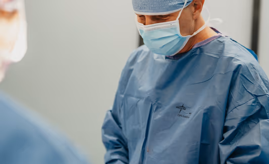 Vyjmutí prsních implantátů v celkové (v indikovaných případech i lokální) narkóze – samostatně, nebo současně s modelací prsou či výplní vlastním tukem.