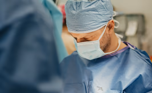 Otoplastika upraví postavení odstávajících uší i vrozené či poúrazové deformity boltců a vrátí uším přirozený, souměrný tvar.